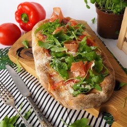 Pinsa Crudo di Parma, Rucola e Grana Padano