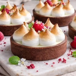 Tarteletka patissiere z maliną i bezą