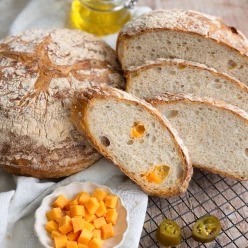 Chleb z cheddar i jalapeno